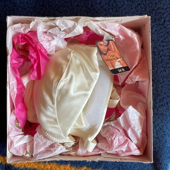 NWT Victoria Secret vintage the miracle bra - Picture 5 of 5